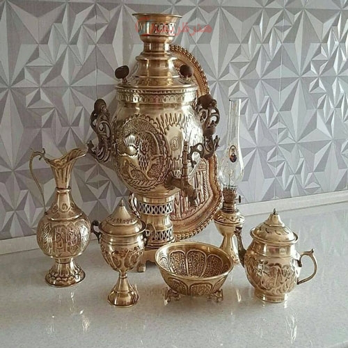 سماور ذغالی 6 لیتری با سرویس 7 تکه، برنجی، قلم دست ضخیم و قابل استفاده - هنرظریف