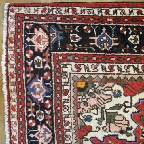 فرش دستباف حسين آباد همدان طرح لچک و ترنج سایز قاليچه رنگ زمینه لاكي رنگ حاشیه سرمه اي کد ۳۹۷۹۵