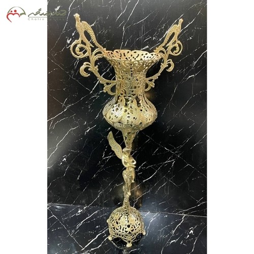 کاپ برنزی پرنقش و پایه دار طرح فرشته بالدار و دسته های طرح بلبل، طلایی رنگ، پایه دار