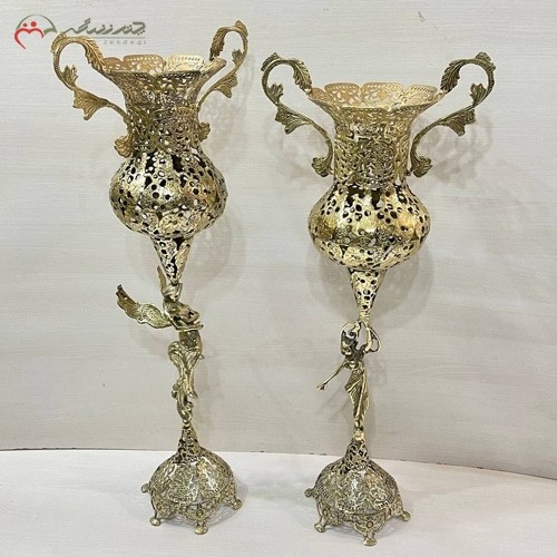 کاپ پایه دار برنزی طرح فرشته بالدار و بانو با دسته های برگ ریز برجسته، ریز نقش
