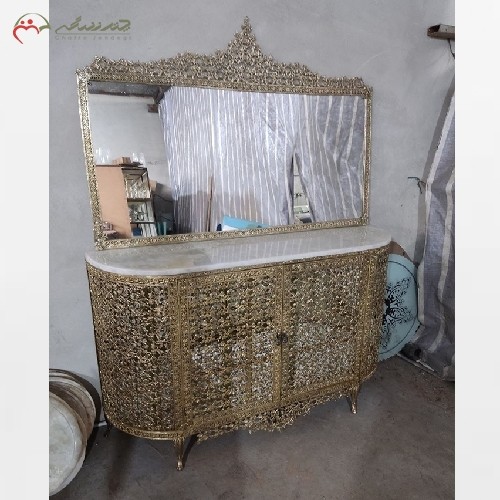 آینه کنسول ویترین دار  از جنس برنز، پر نقش و نگار و درب ها و بغل ها تمام برنز کار دست - هنرظریف