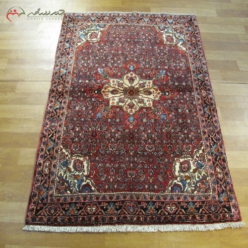 فرش زیبای دستبافت بیجار کد 38992 با رنگ زمینه لاکی و حاشیه های پر نقش و نگار