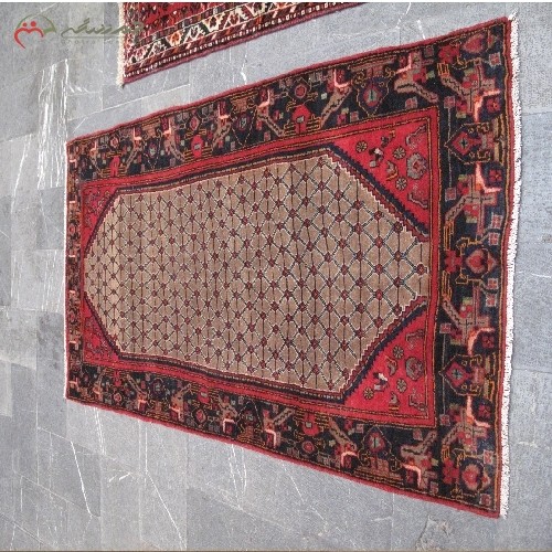 قالیچه دستبافت قروه کد 39136 طرح بندی با تقارن رنگ، زمینه شتری و حاشیه سرمه ای با ضمانت - هنرظریف