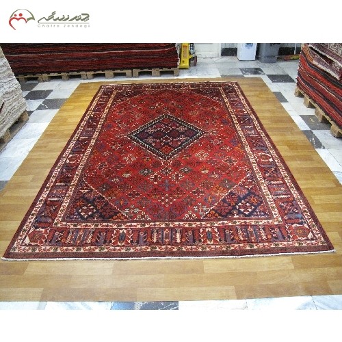 فرش دستبافت میمه کد 39307 با تقارن رنگ در طرح لچک و ترنج،زمینه لاکی و نخ درجه یک - هنرظریف