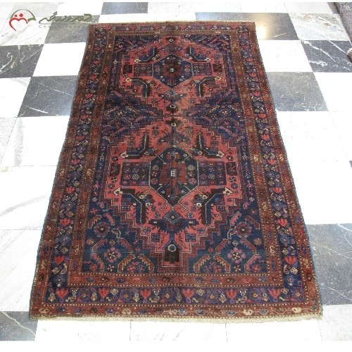 قالیچه کلاسیک روس کد 39575 بانقشه زیبا و چشم نواز ترنج و رنگ زمینه و حاشیه ی سرمه ای - هنرظریف
