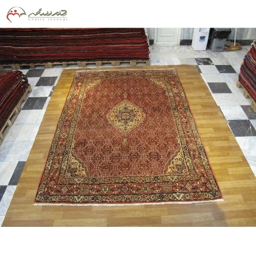 فرش دستبافت بیجار کد 39713  در طرح ماهی و ترنج با زمینه و حاشیه های کرمی