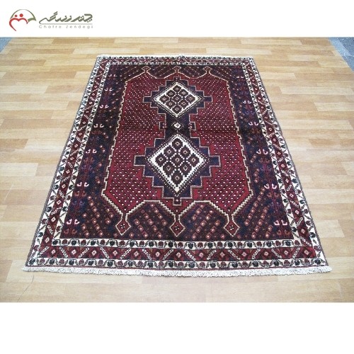 فرش دستبافت سیرجان کد 39715 در طرح بی نظیر 2 ترنج با زمینه و حاشیه های لاکی، دارای ضمانت نامه - هنرظریف