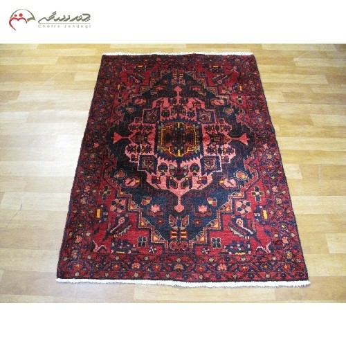فرش دستبافت بروجرد کد 40054 در طرح شکیل لچک و ترنج با حاشیه و زمینه ی سرمه ای، تقارن رنگ بی نظیر با ضمانت نامه - هنرظریف
