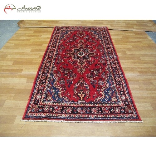 فرش دستبافت همدان کد 40078 نقشه لچک و ترنج با زمینه ی لاکی و حاشیه های کرم