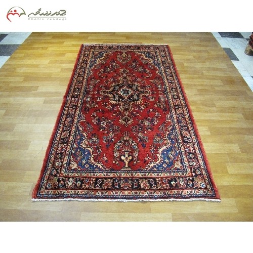 فرش دستبافت همدان کد 40079 طرح لچک و ترنج با زمینه ی لاکی و حاشیه ی سرمه ای با کیفیت عالی