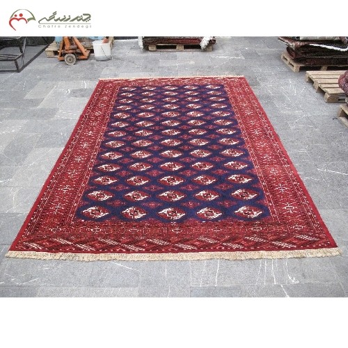 فرش دستبافت ترکمن کد 39759  در طرح قابی با رنگ زمینه ی سرمه ای و حاشیه های لاکی و سن 50 ساله با ضمانت نامه