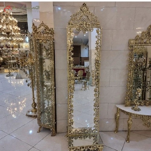 آینه قدی تمام برنزی مدل بادمجانی با بدنه ی پر کار و طراحی شیک مناسب