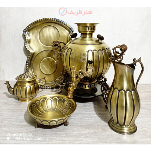 مشخصات سرویس 5 پارچه سماور ذغالی، 3 پایه طرح روس برنجی، 6 لیتر، دارای مهر روسی در درب و بدنه | هنرظریف
