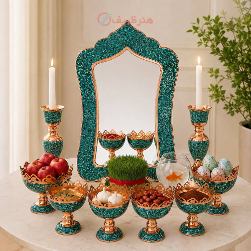 نمای چیدمان سرویس هفت سین فیروزه کوبی مناسب سفره نوروزی و دکوراسیون منزل.