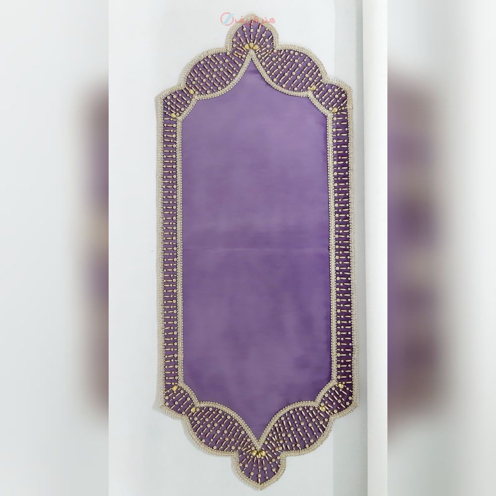 نمای کامل از رانر مخمل با ابعاد ۱۴۰×۴۰، سنگ‌دوزی، نواردوزی و طرح چشم نظر، نمایش طرح، سنگ‌های طلایی و زیبایی کلی.