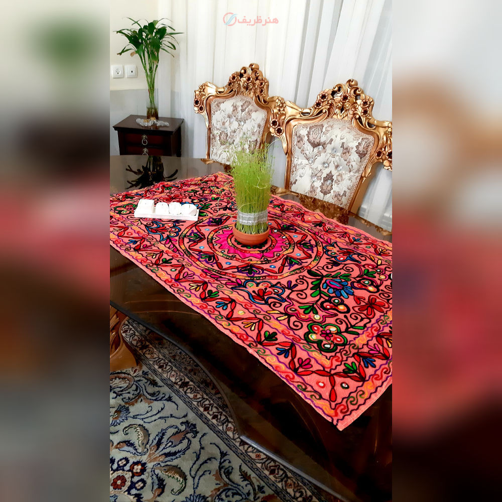 نمای شبیه‌سازی شده از رومیزی روی میز پذیرایی با ظروف چیده شده برای نمایش مقیاس و کاربرد.