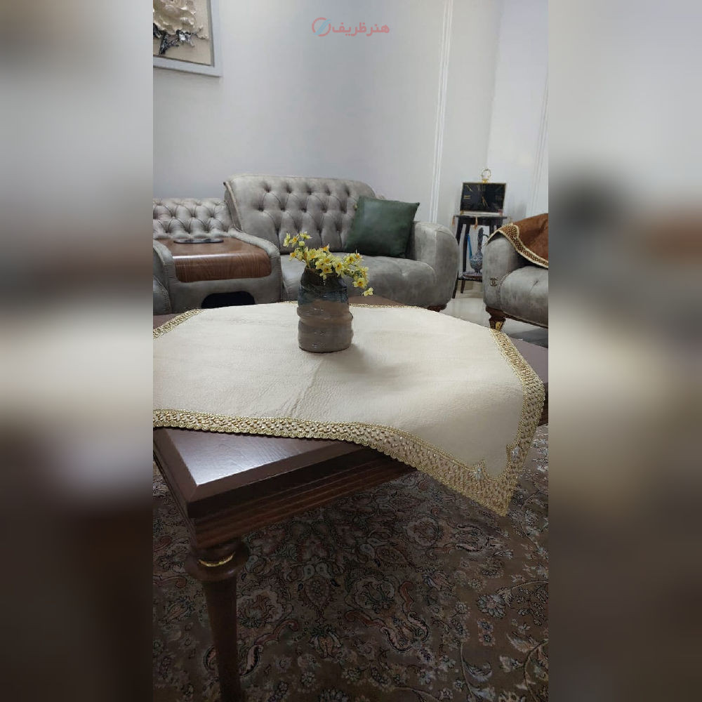 رومیزی مربع مخمل سنگ دوزی طلایی زرشکی ۷۰×۷۰ دست دوز بی نظیر