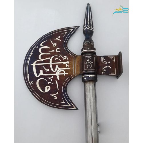 نمای نزدیک از نقره‌کوبی چشم‌نواز و با کیفیت عالی روی بدنه فولادی تبر.