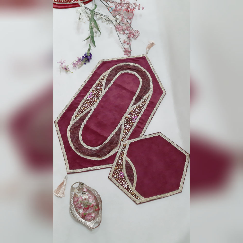 نمای کامل از ست سه تکه شامل رومیزی جلو مبلی و دو عسلی با سنگ‌دوزی طلایی، نمایش هماهنگی و زیبایی کلی.