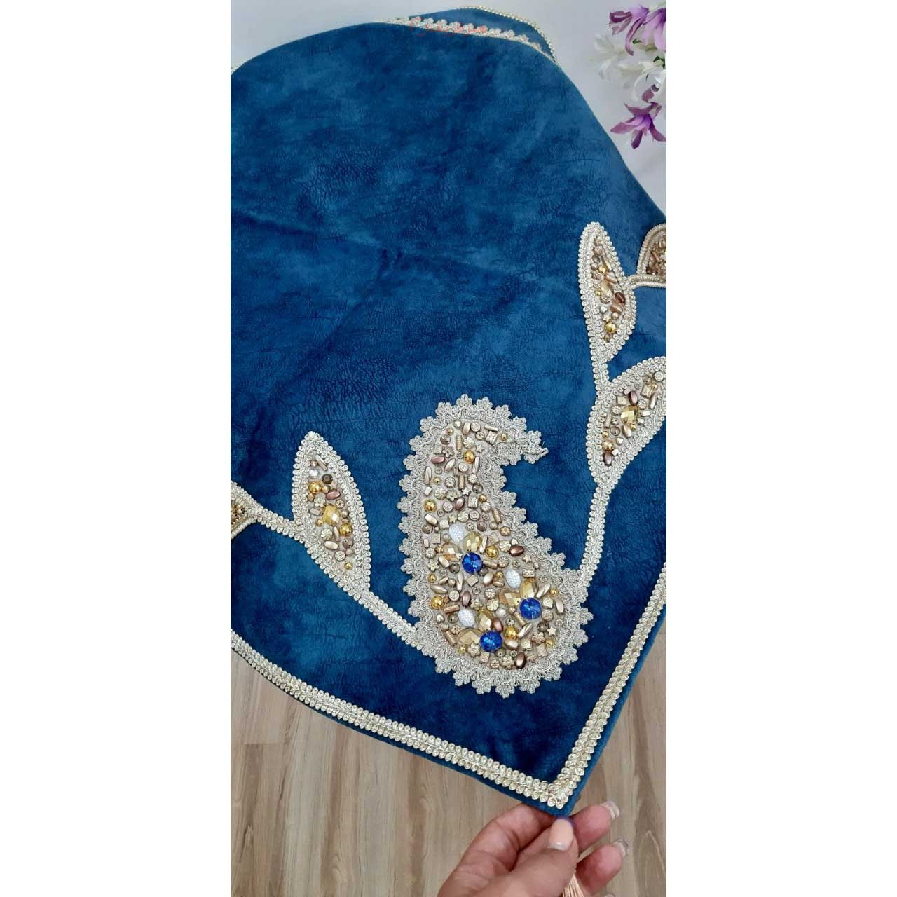 رومیزی مربع سنگ دوزی مخمل ترک طلایی آبی ۷۰×۷۰ دست دوز بی نظیر