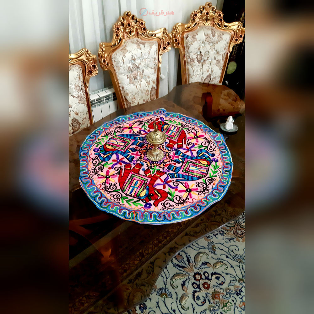 نمای کامل از رومیزی مربع با ابعاد ۸۸×۸۸، سوزن‌دوزی بلوچ و آینه‌کاری، نمایش طرح، حاشیه و زیبایی کلی.
