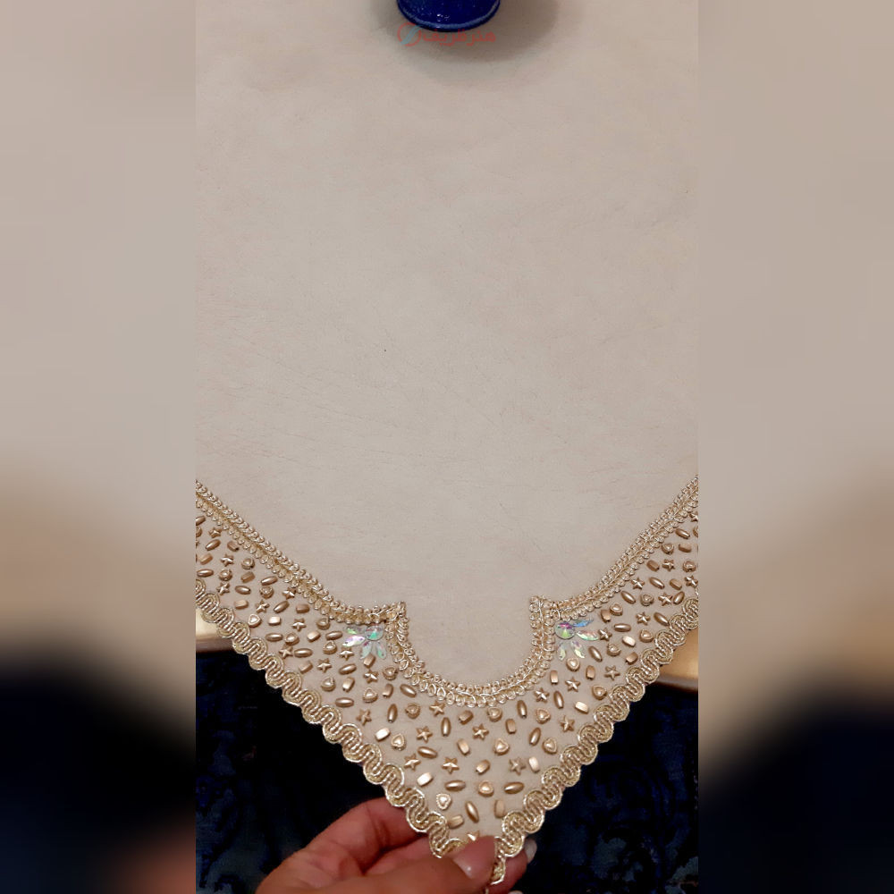 نمای ماکرو از سنگ‌دوزی دست‌دوز برای نمایش کیفیت، ظرافت و طراحی بی‌نظیر.