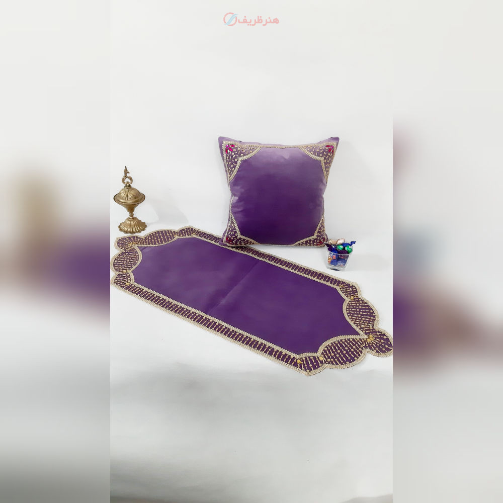 نمای شبیه‌سازی شده از رانر روی میز پذیرایی با ظروف چیده شده برای نمایش مقیاس و کاربرد.