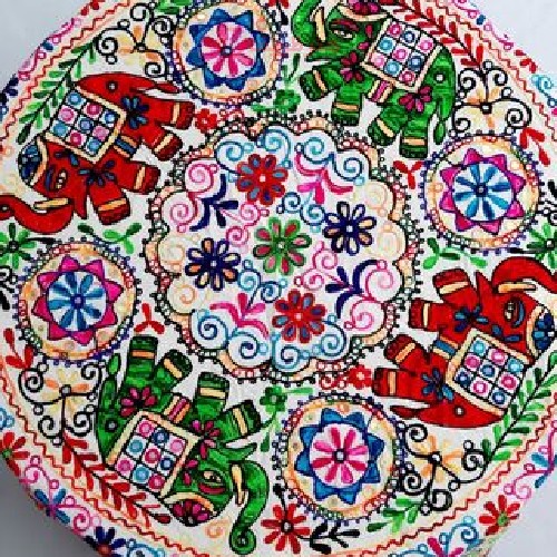 نمای اختصاصی از آینه‌کاری‌های درخشان روی رومیزی برای نمایش کیفیت و درخشش.