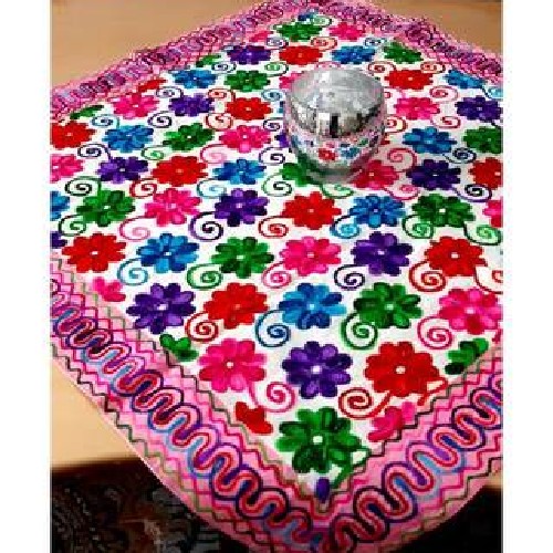 نمای ماکرو از دوخت‌های رنگی و طرح شاد سوزن‌دوزی برای نمایش کیفیت و ظرافت کار.