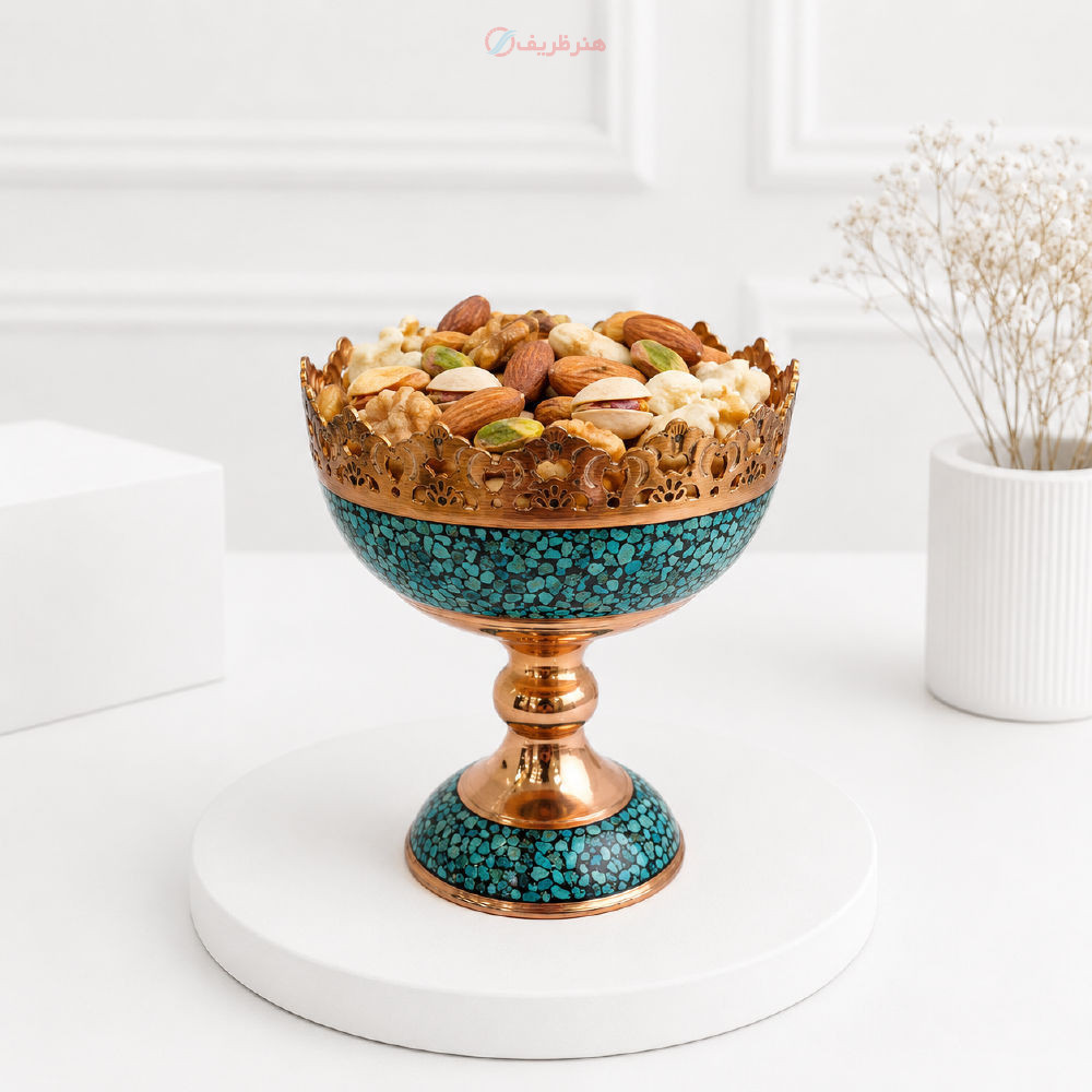 نمای کامل از آجیل‌خوری با فیروزه‌کوبی و قلم‌زنی، نمایش فرم و زیبایی کلی.