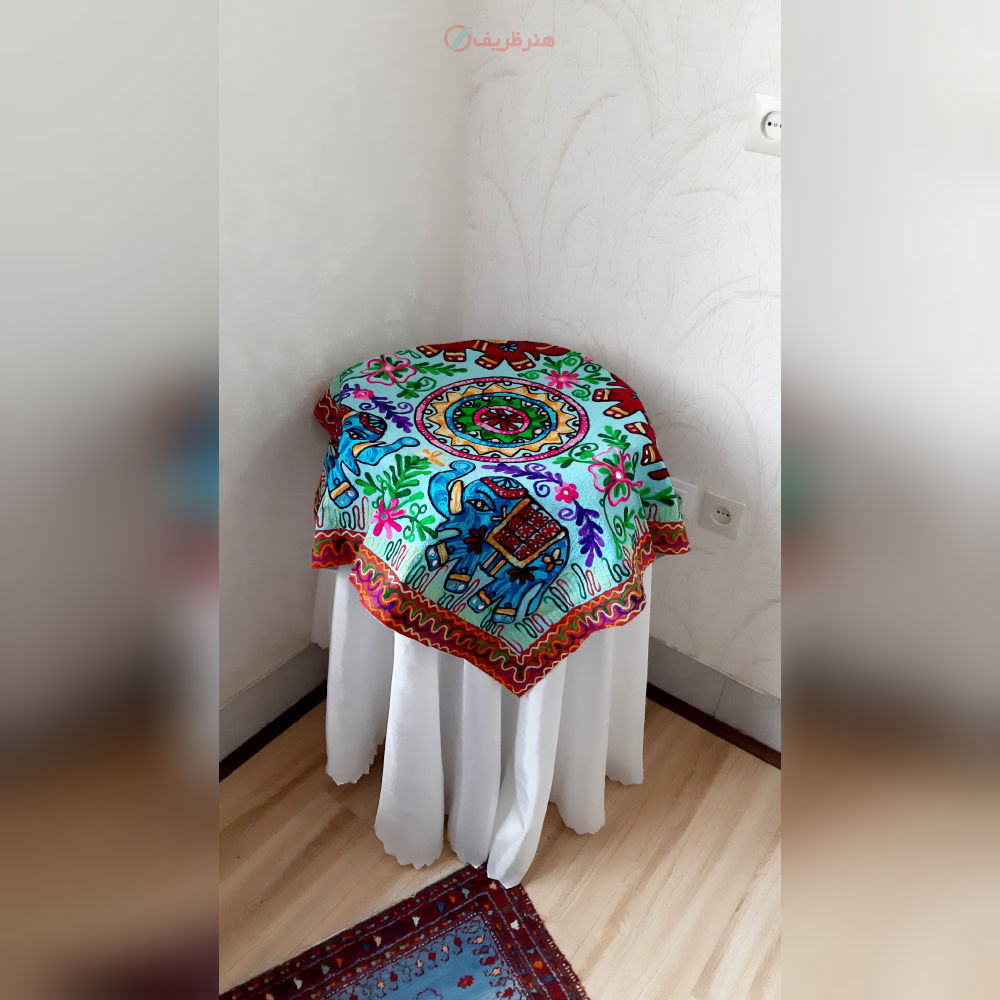 نمای شبیه‌سازی شده از رومیزی روی میز پذیرایی با ظروف چیده شده برای نمایش مقیاس و کاربرد.