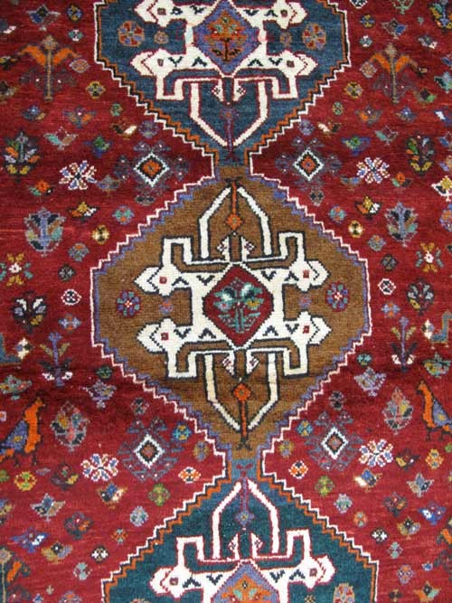 فرش دستباف شيراز طرح ۳ ترنج سایز ذرع و نيم رنگ زمینه لاكي رنگ حاشیه كرم کد ۳۸۵۵۴