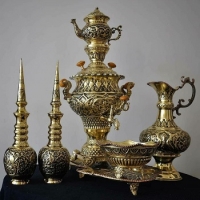 خرید، قیمت و مشخصات سرویس سماور و تنگ‌ شاخ دار، قلمزنی اعلاء گل و مرغ، روکش کوره ای و رنگ ثابت | هنرظریف
