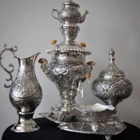 خرید سرویس سماور تزئینی ۴ لیتری و گزخوری برنجی اثر استاد نقیان | هنرظریف