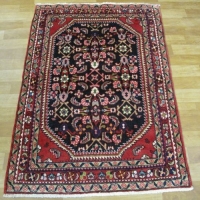 خرید آنلاین، فرش دستباف ليليان طرح ماهي سراسر سایز ذرع و نيم رنگ زمینه سرمه اي رنگ حاشیه لاكي کد ۴۰۰۲۱ | هنرظریف