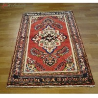 خرید آنلاین، فرش دستبافت لیلیان کد 40023  طرح لچک و ترنج بافته شده با الیاف رنگ ثابت، رنگ زمینه لاکی و حاشیه سرمه ای، زیر قیمت بازار | هنرظریف