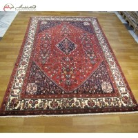 خرید آنلاین، فرش دستبافت آباده کد 39320 با نقشه تماشایی، طرح لچک و ترنج با زمینه لاکی و حاشیه کرم، زیر قیمت بازار | هنرظریف