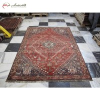 خرید آنلاین، قالیچه ی دستبافت شیراز کد 40089  با زمینه ی لاکی و حاشیه های قهوه ای با تقارن رنگ عالی، طرح لچک و ترنج، زیر قیمت بازار | هنرظریف