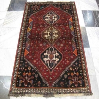 خرید و قیمت - فرش دستباف شيراز طرح ۳ ترنج سایز ذرع و نيم رنگ زمینه لاكي رنگ حاشیه كرم کد ۳۸۵۵۴ - هنرظریف