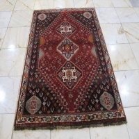 خرید و قیمت - فرش دستباف شيراز طرح ۳ ترنج سایز ذرع و نيم رنگ زمینه لاكي رنگ حاشیه كرم کد ۳۸۵۴۲ - هنرظریف