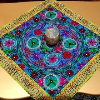 خرید رومیزی مربع سوزن دوزی آینه کاری کتان ۸۸×۸۸ گل بهاری | هنرظریف